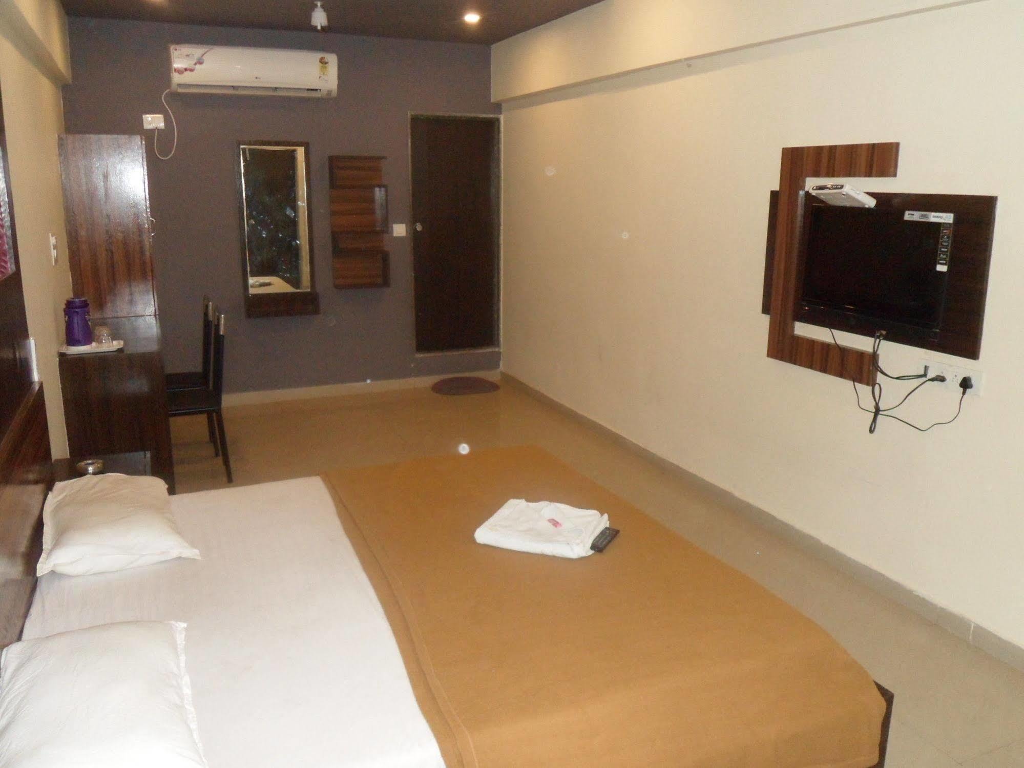 Hotel Canada Palace Watuwa Exterior photo
